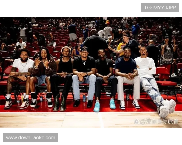 文班亚马场边观战,为队友加油助威 文班亚马场边观战,为队友加油助威